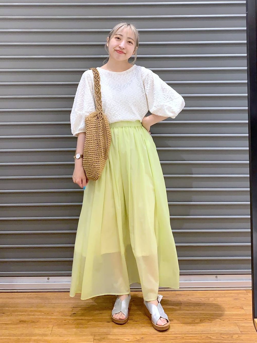 ホワイト系のTシャツ/カットソー、シルバー系のサンダル、イエロー系のスカートを着用したレディースの夏コーディネートの1枚目の写真