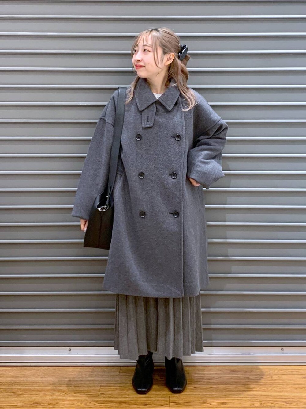 グレー系のその他アウター、ブラック系のブーツ、グレー系のワンピースを着用したレディースの冬コーディネートの1枚目の写真