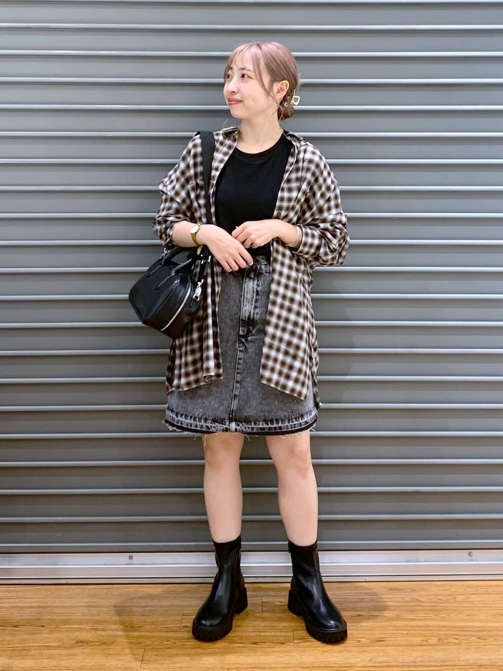 ブラック系のTシャツ/カットソー、ブラック系のボストンバッグ、ブラック系のブーツを着用したレディースの秋コーディネートの1枚目の写真