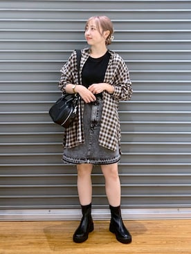 「アイテム（デニムスカート、グレー系）」を使った、daharalepsimさん（レディース・151cm）の秋コーディネート