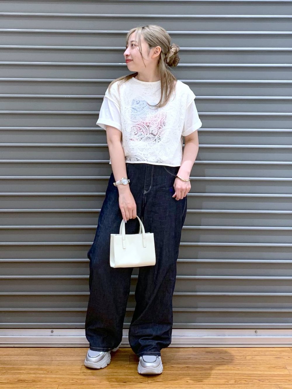 「ベーシック/シンプル、旅行、ゆったり、Tシャツ、デニムパンツ、デート/ロマンティック、女子会、20代_LEPSIM、スニーカー、夏コーデ、低身長、カジュアル、きれいめ、休日コーデ、楽ちんコーデ」｜「LEPSIMのストレートデニムパンツ　290487（デニムパンツ、ブルー系）」を使った、daharalepsimさん（レディース・151cm）の春コーディネートの1枚目の写真