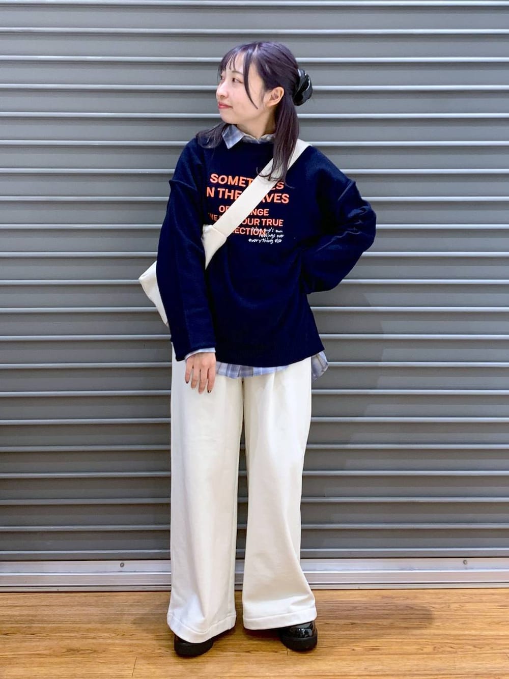 ブルー系のシャツ/ブラウス、ブラック系のローファー、ブルー系のニット/セーターを着用したレディースの春コーディネートの1枚目の写真