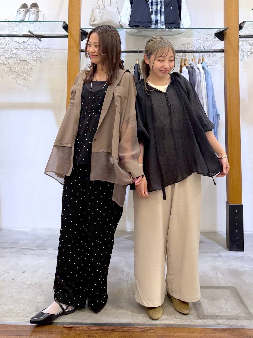 ベージュ系のその他パンツ、ホワイト系のタンクトップ、ブラック系のシャツ/ブラウスを着用したレディースの春コーディネートの1枚目の写真