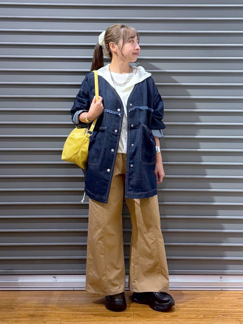 ブラック系のローファー、ベージュ系のその他パンツ、イエロー系のショルダーバッグを着用したレディースの夏コーディネートの1枚目の写真