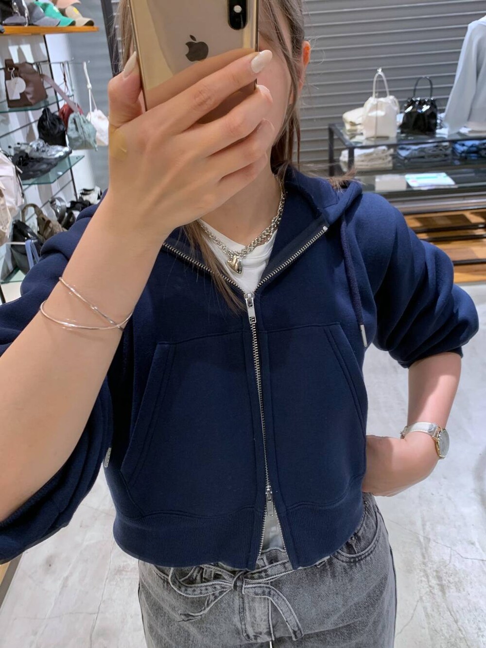 「旅行、女子会、ベーシック/シンプル、ネックレス、20代_LEPSIM、低身長、カジュアル、きれいめ、休日コーデ、楽ちんコーデ、きれいめカジュアル_LEPSIM、体型カバー、ラフ、LEPSIM、着痩せ・細見え」｜「LEPSIMのZIPショートパーカー　289007（パーカー、ブルー系）」を使った、daharalepsimさん（レディース・151cm）の春コーディネートの1枚目の写真