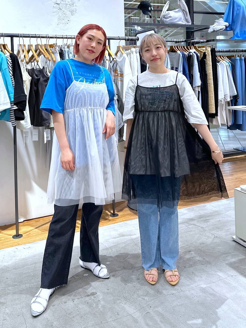 シルバー系のサンダル、ベージュ系のサンダル、グレー系のデニムパンツを着用したレディースの夏コーディネートの1枚目の写真