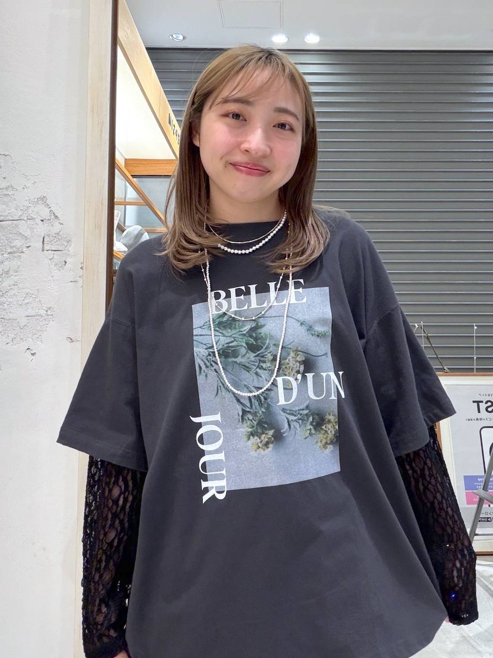 グレー系のTシャツ/カットソー、ブルー系のデニムパンツ、シルバー系のネックレスを着用したレディースの春コーディネートの1枚目の写真