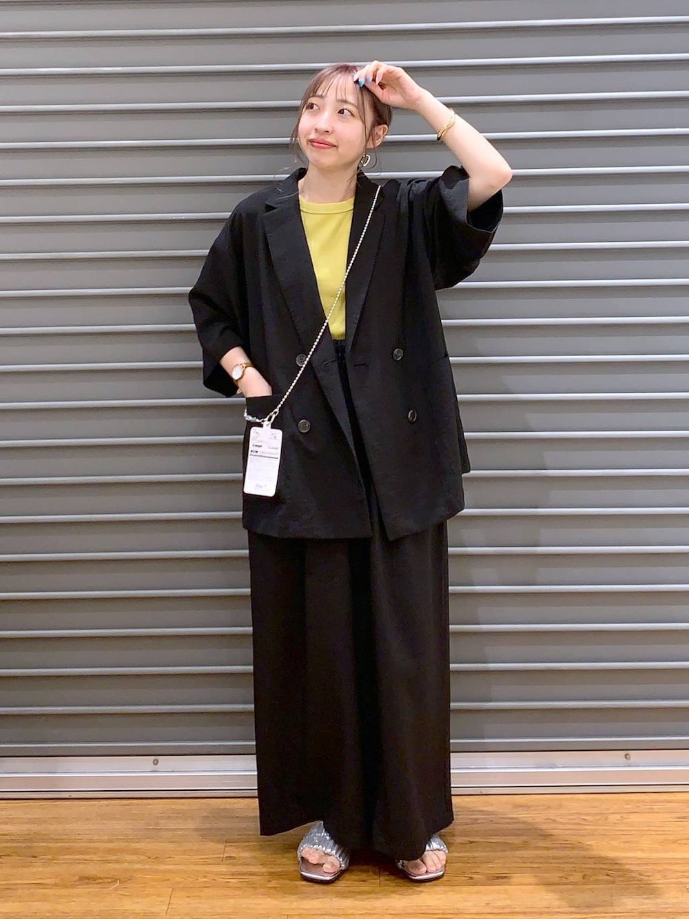 ブラック系のその他パンツ、ブラック系のテーラードジャケット、イエロー系のタンクトップを着用したレディースの夏コーディネートの1枚目の写真