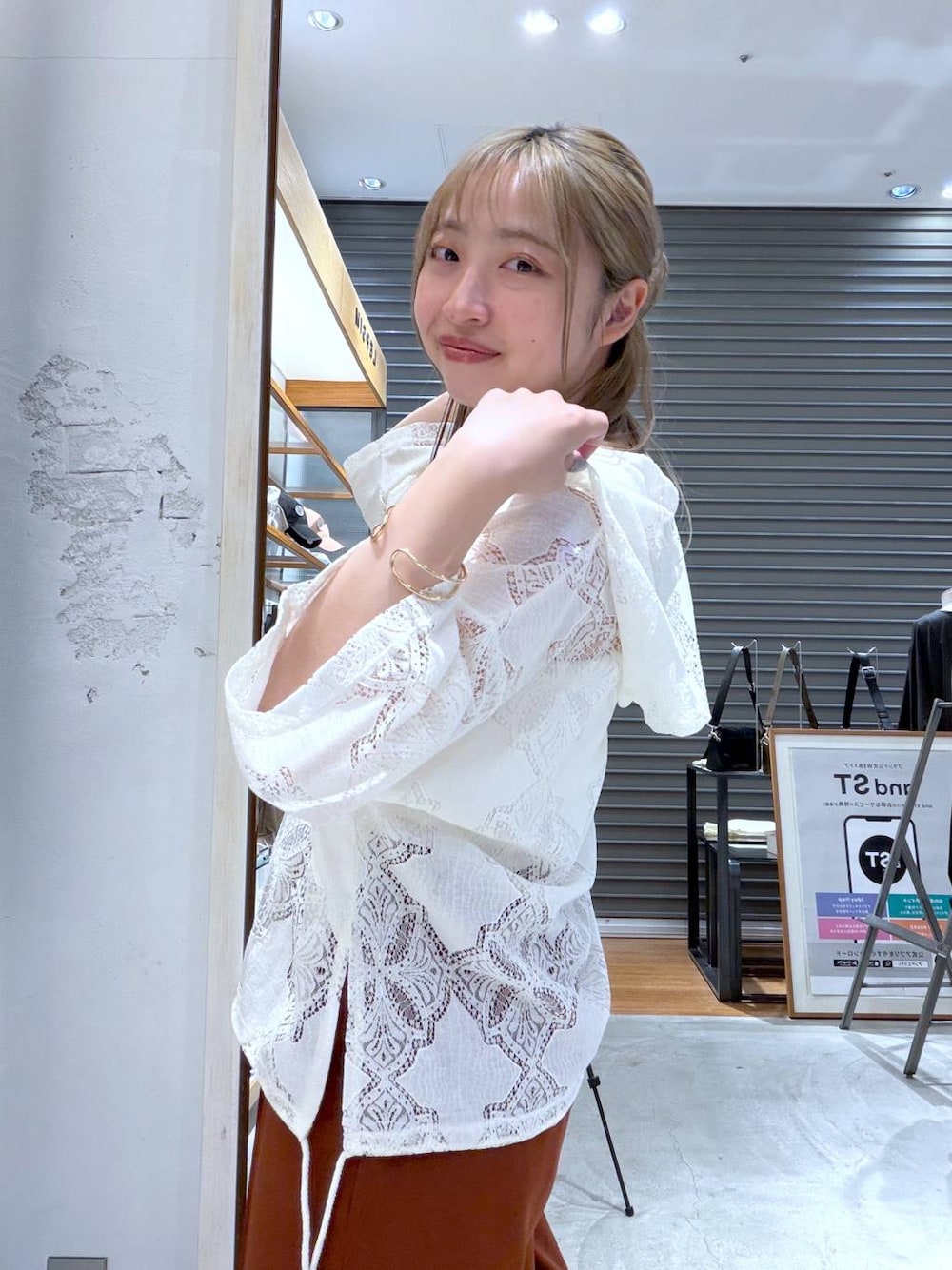 ホワイト系のサンダル、ブラウン系のその他パンツ、ホワイト系のシャツ/ブラウスを着用したレディースの夏コーディネートの1枚目の写真
