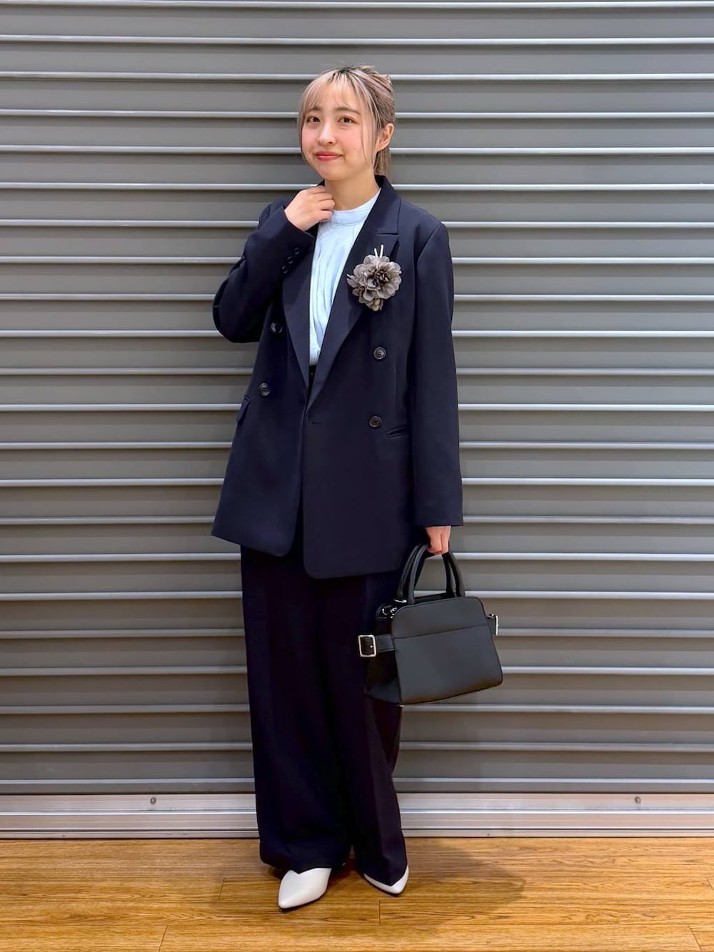 ブルー系のその他パンツ、ブルー系のテーラードジャケット、ブルー系のシャツ/ブラウスを着用したレディースの冬コーディネートの1枚目の写真