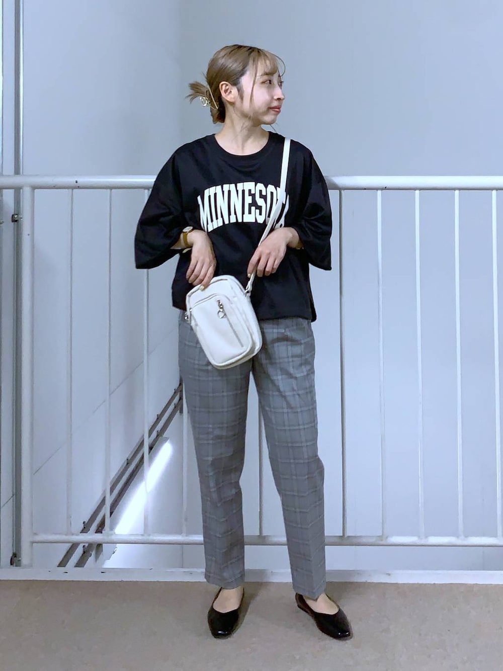 グレー系のその他パンツ、ブラック系のTシャツ/カットソー、ホワイト系のショルダーバッグを着用したレディースの秋コーディネートの1枚目の写真