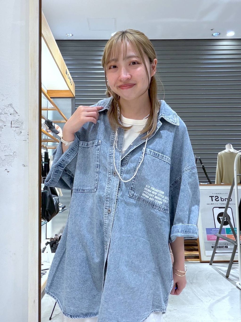 ホワイト系のその他パンツ、ホワイト系のサンダル、ホワイト系のタンクトップを着用したレディースの夏コーディネートの1枚目の写真