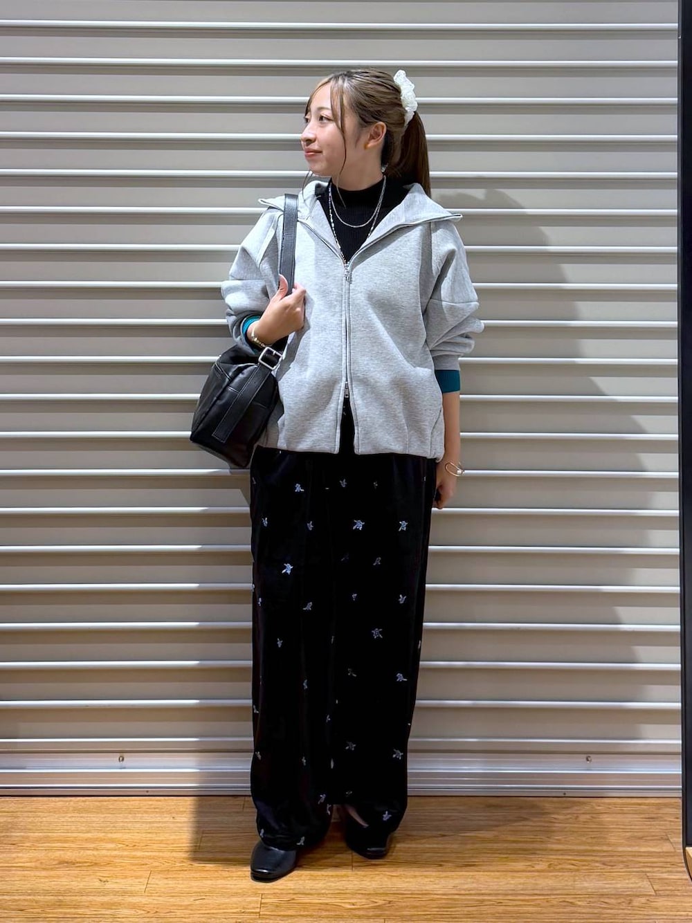 ブラック系のその他パンツ、グリーン系のニット/セーター、ブラック系のパンプスを着用したレディースの秋コーディネートの1枚目の写真