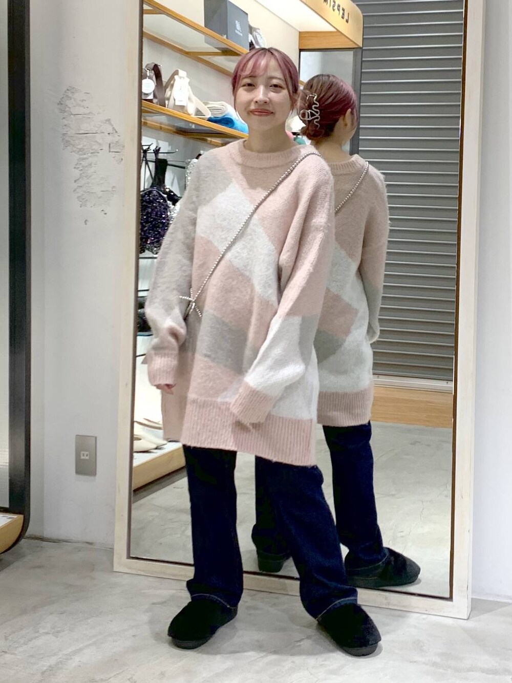 ブルー系のデニムパンツ、ブラック系のその他シューズ、ピンク系のチュニックを着用したレディースの秋コーディネートの1枚目の写真