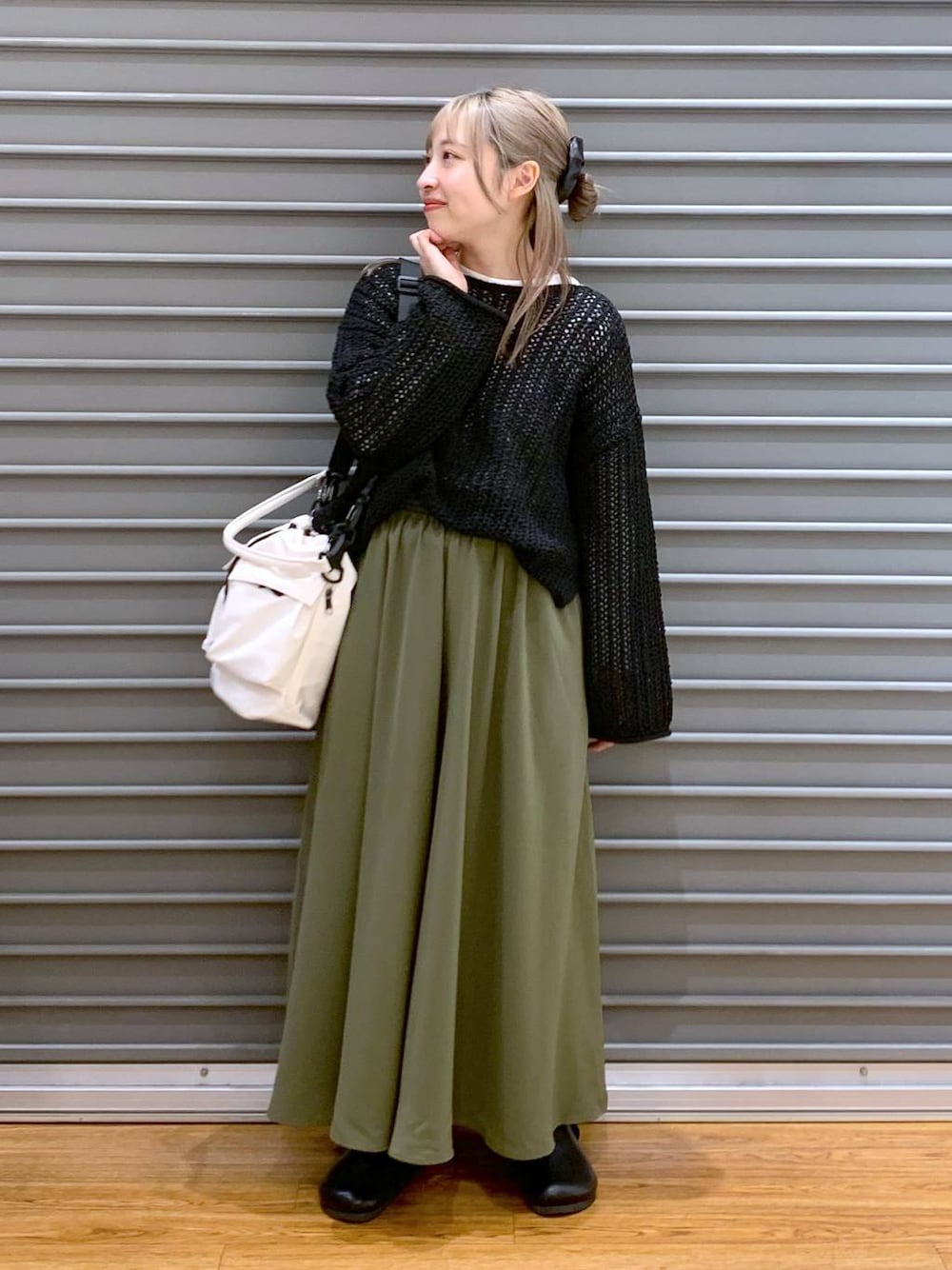 ホワイト系のショルダーバッグ、ブラック系のサンダル、グリーン系のその他パンツを着用したレディースの春コーディネートの1枚目の写真