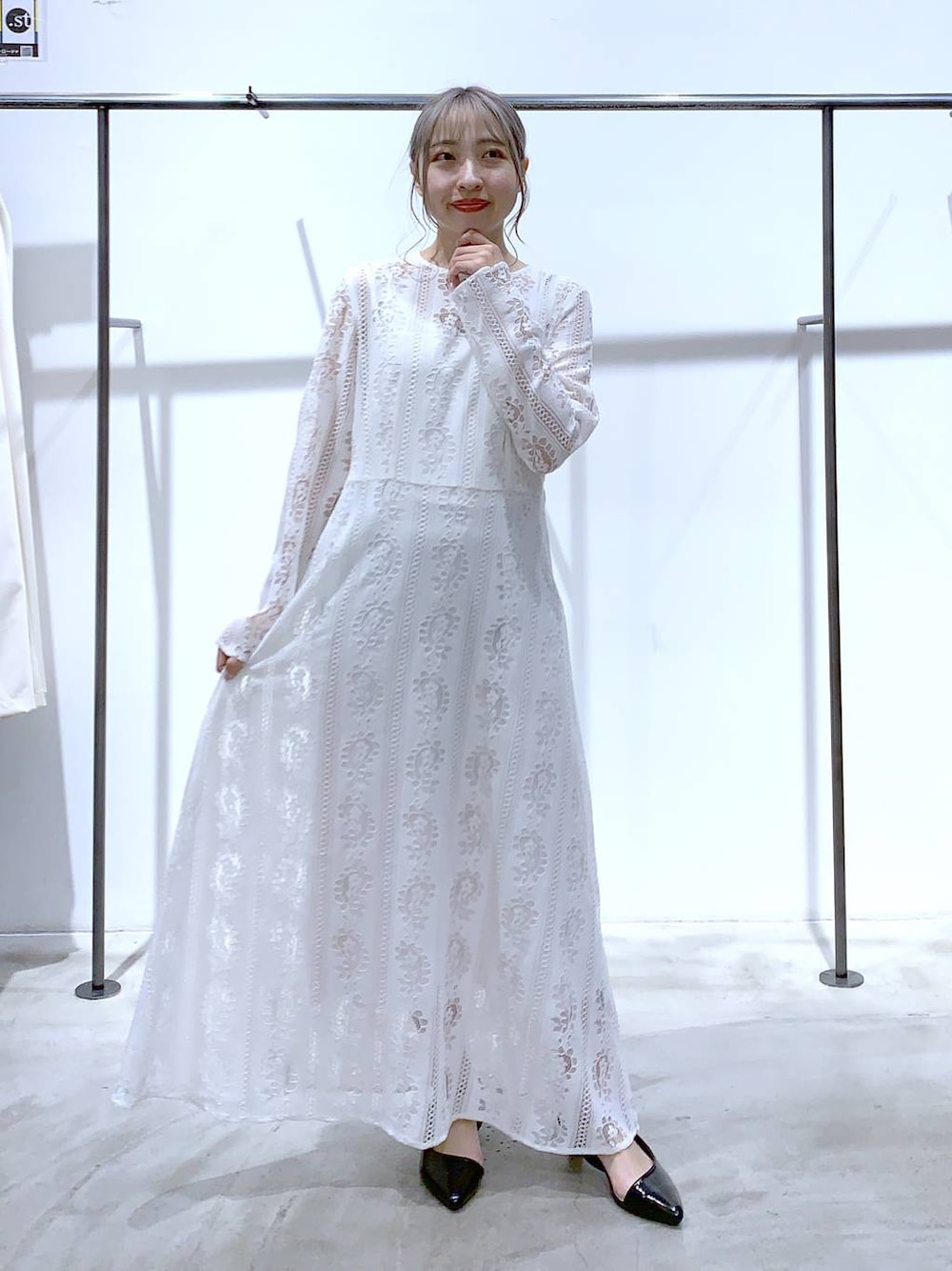 ホワイト系のドレス、ブラック系のパンプスを着用したレディースの夏コーディネートの1枚目の写真