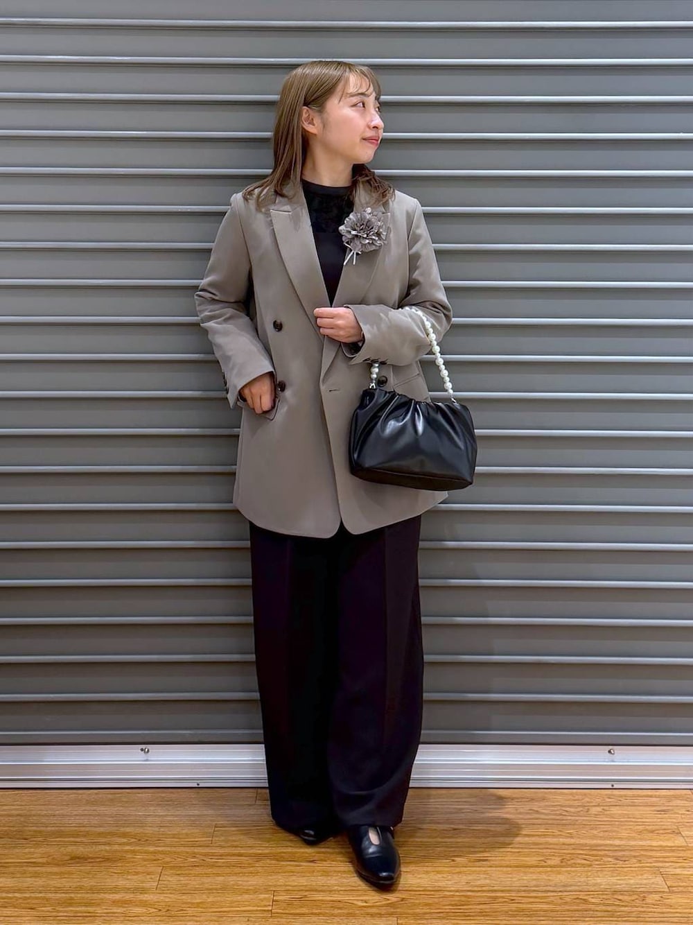 ブラック系のサロペット/オーバーオール、ブラウン系のテーラードジャケット、ブラック系のシャツ/ブラウスを着用したレディースの冬コーディネートの1枚目の写真