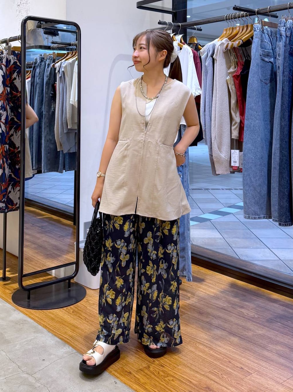 ブルー系のその他パンツ、ホワイト系のサンダル、ベージュ系のその他アウターを着用したレディースの夏コーディネートの1枚目の写真