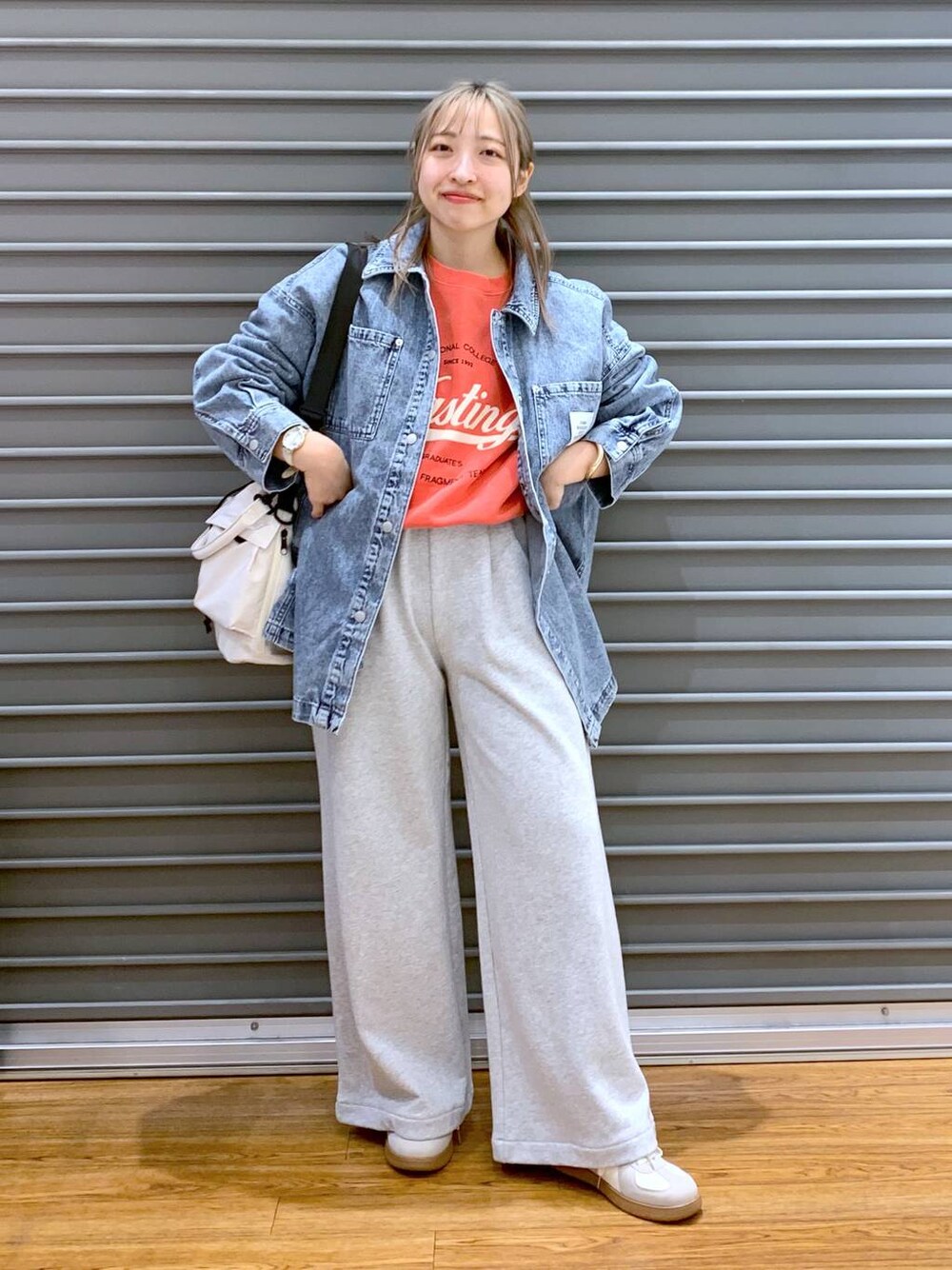 「低身長、カジュアル、きれいめ、休日コーデ、楽ちんコーデ、きれいめカジュアル_LEPSIM、体型カバー、ラフ、LEPSIM、着痩せ・細見え、ゆったり、20代_LEPSIM、低身長_LEPSIM、スウェット、シャツ」｜「LEPSIMの2WAY巾着ショルダー2　116580（ショルダーバッグ、ホワイト系）」を使った、daharalepsimさん（レディース・151cm）の冬コーディネートの1枚目の写真