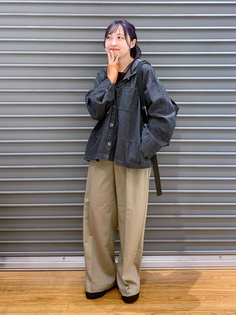 ブラック系のTシャツ/カットソー、ブラック系のショルダーバッグ、ブラック系のローファーを着用したレディースの春コーディネートの1枚目の写真