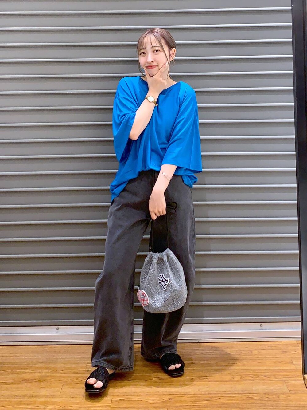 ブルー系のTシャツ/カットソー、グレー系のショルダーバッグ、ブラック系のデニムパンツを着用したレディースの夏コーディネートの1枚目の写真