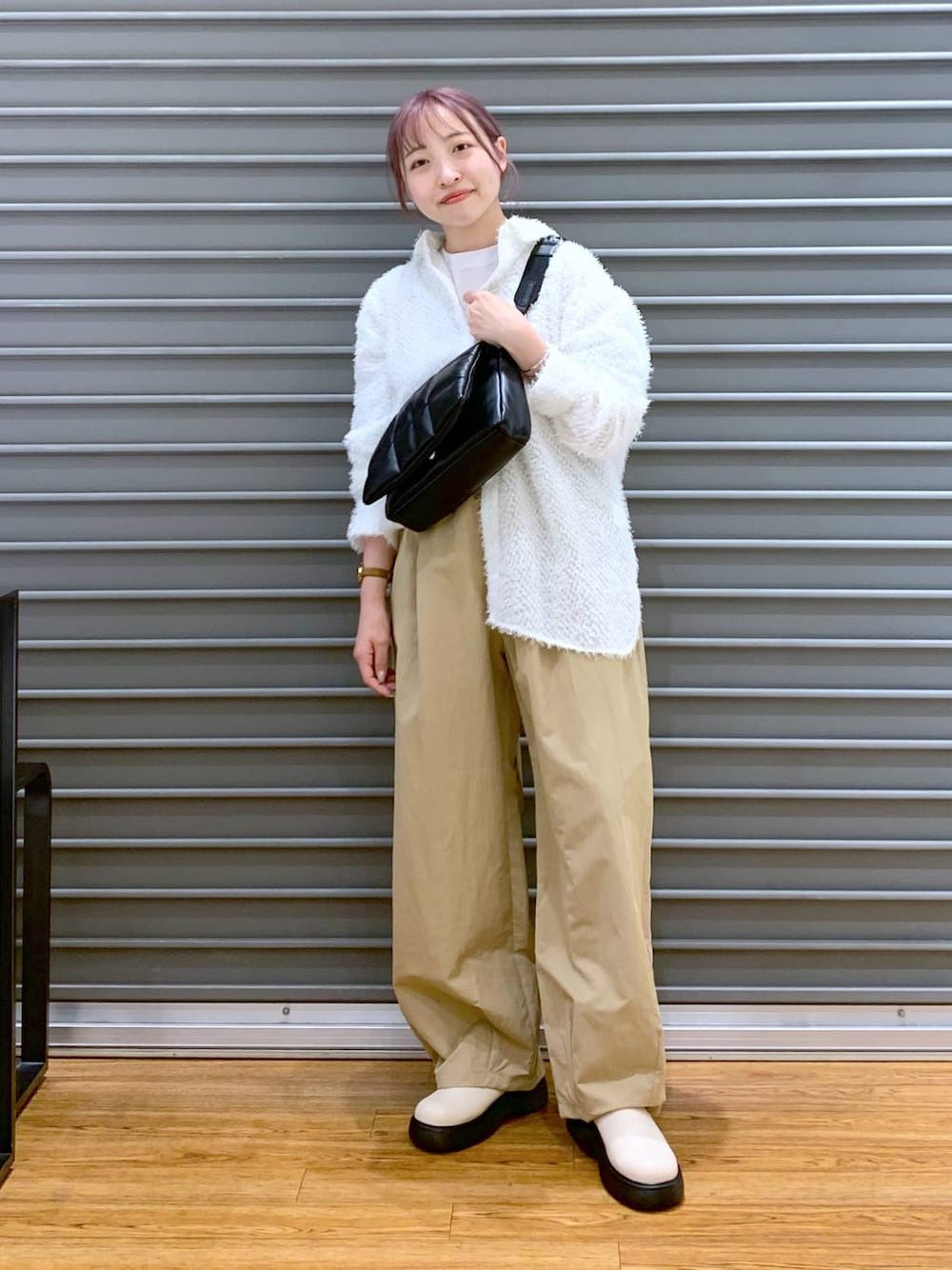 ブラック系のショルダーバッグ、グレー系のTシャツ/カットソー、ホワイト系のその他シューズを着用したレディースの春コーディネートの1枚目の写真