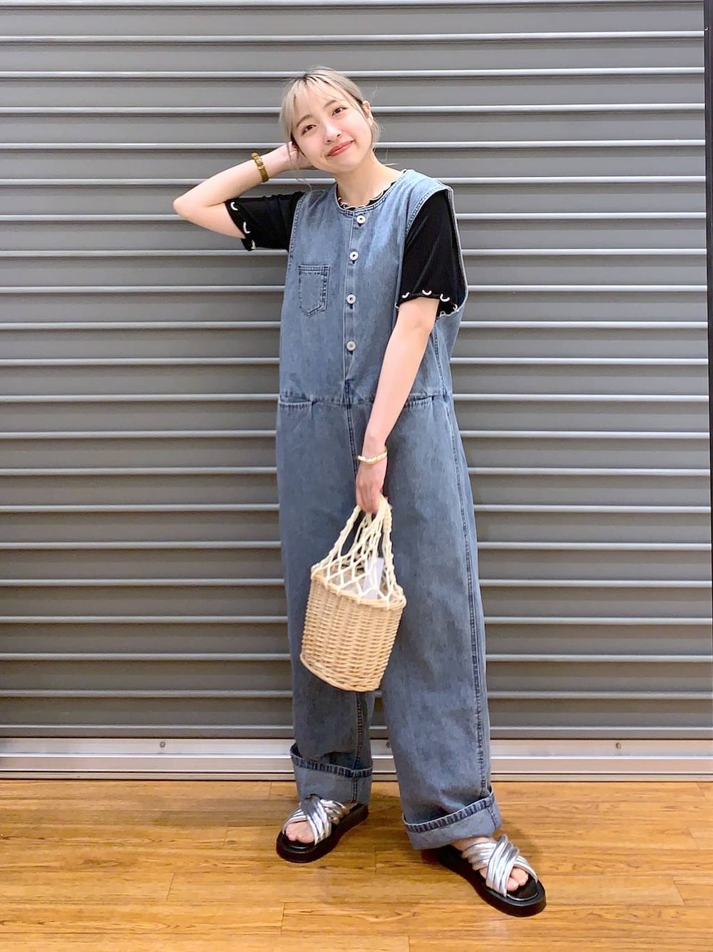 「低身長、旅行、女子会、カジュアル、きれいめ、休日コーデ、楽ちんコーデ、きれいめカジュアル_LEPSIM、体型カバー、ラフ、LEPSIM、着痩せ・細見え、ゆったり、サロペット、夏コーデ」｜「LEPSIMのウィローマクラメコンビバッグ　112998（かごバッグ、ホワイト系）」を使った、daharalepsimさん（レディース・151cm）の春コーディネートの1枚目の写真