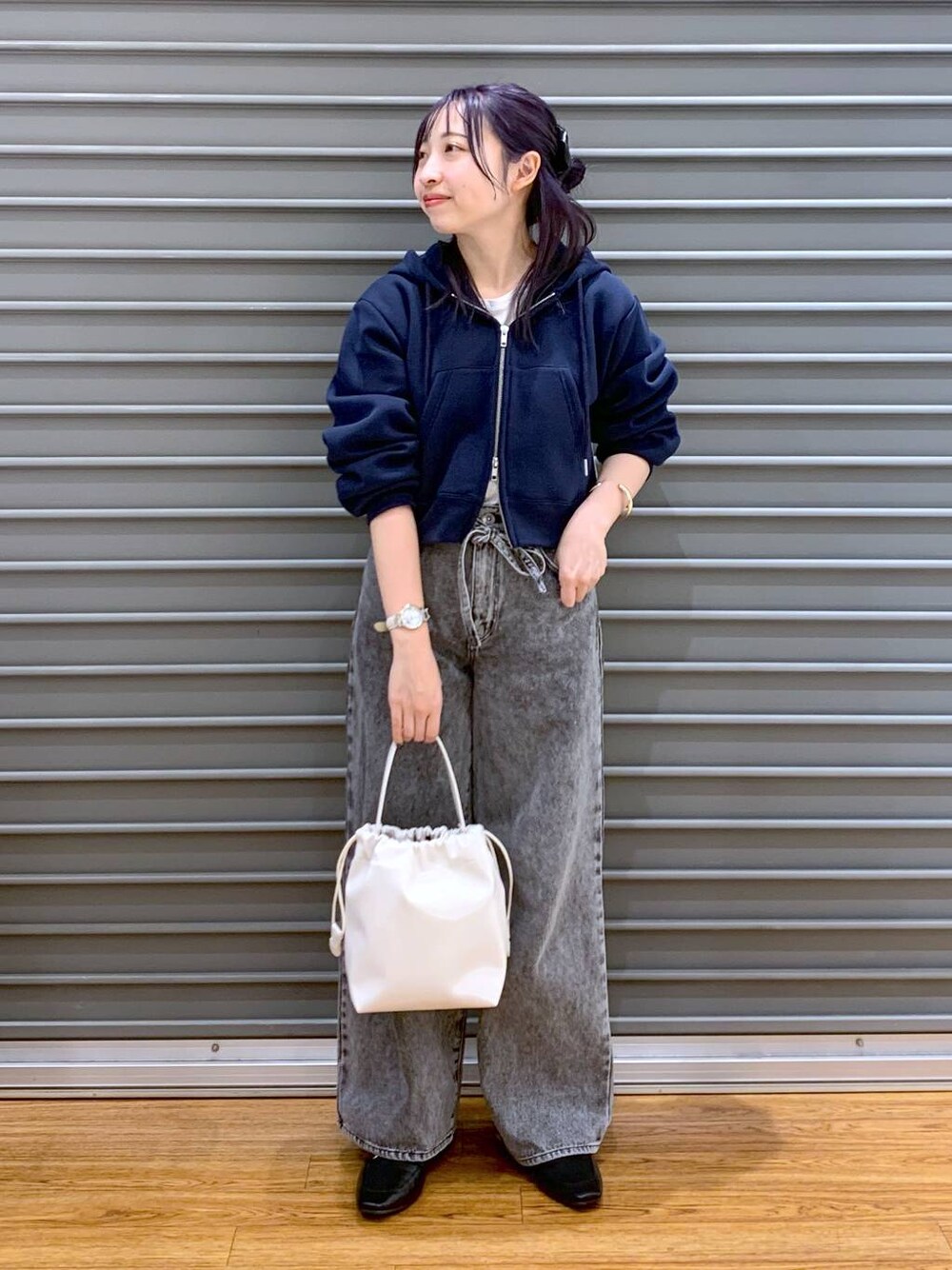 ブラック系のローファー、グレー系のデニムパンツ、ブルー系のパーカーを着用したレディースの春コーディネートの1枚目の写真