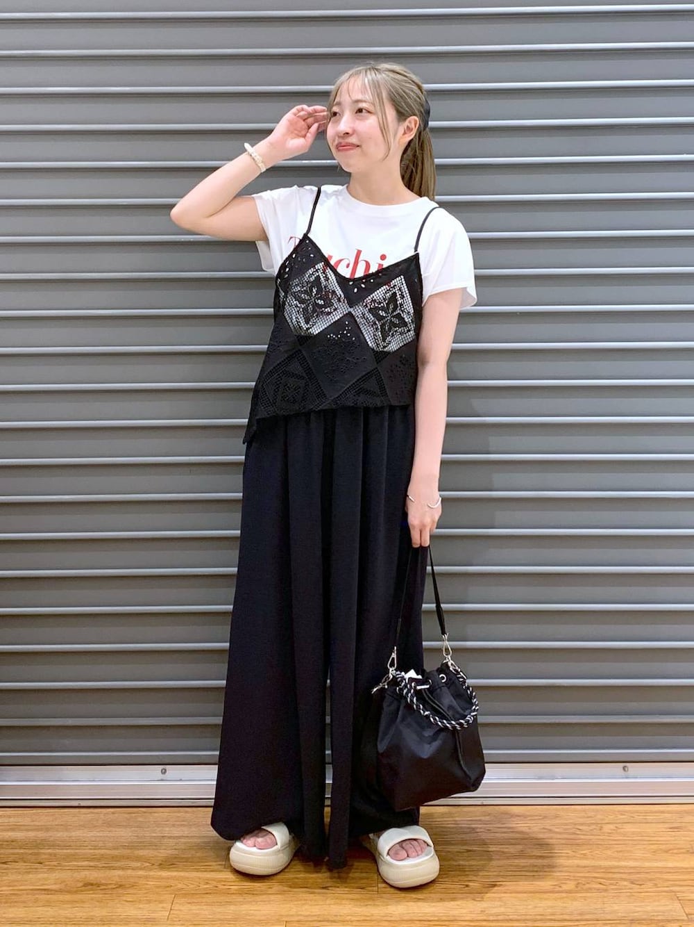 「ゆったり、ワイドパンツ、Tシャツ、サンダル、デート/ロマンティック、旅行、女子会、ベーシック/シンプル、20代_LEPSIM、おでかけ、低身長、カジュアル、きれいめ、休日コーデ、楽ちんコーデ」｜「LEPSIMの【PUMA／プーマ】MAYUPUFFYSD　290664（サンダル、ホワイト系）」を使った、daharalepsimさん（レディース・151cm）の夏コーディネートの1枚目の写真