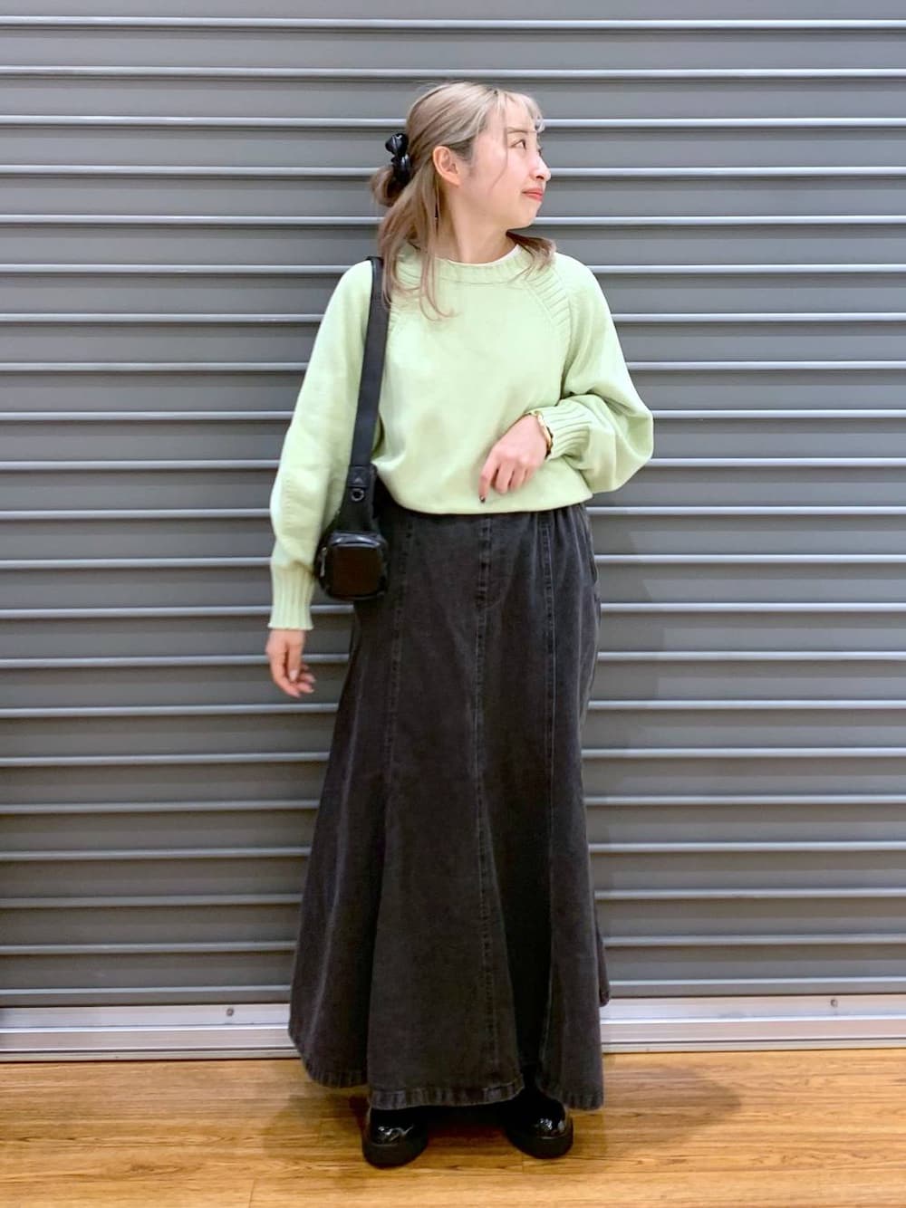 「20代_LEPSIM、セールコーデ、楽ちんコーデ、低身長、カジュアル、きれいめ、休日コーデ、きれいめカジュアル_LEPSIM、体型カバー、ラフ、LEPSIM、着痩せ・細見え、ゆったり、スカート、ニット」｜「LEPSIMのフェイクレザーマルチポケットショルダー　250432（ショルダーバッグ、ブラック系）」を使った、daharalepsimさん（レディース・151cm）の春コーディネートの1枚目の写真
