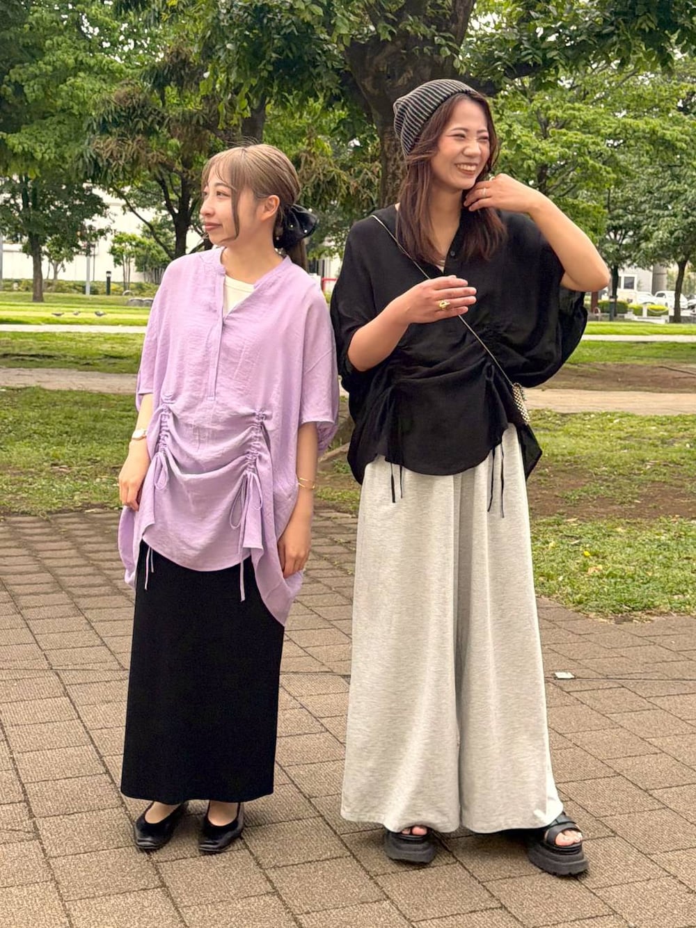 ブラック系のスカート、グレー系のその他パンツ、ブラック系のパンプスを着用したレディースの夏コーディネートの1枚目の写真