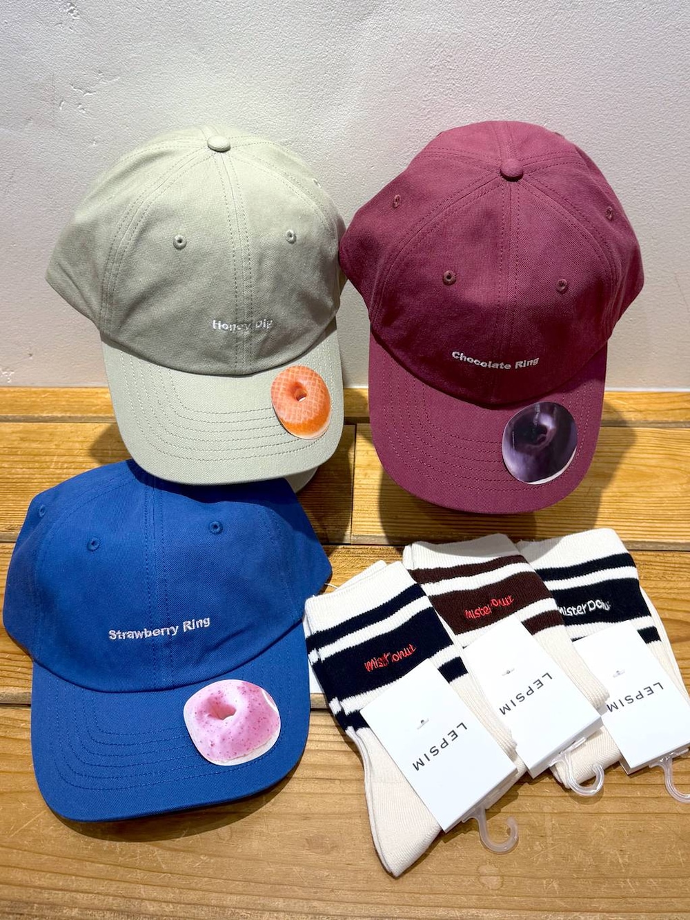 ベージュ系のキャップ、ブルー系のキャップ、レッド系のキャップを着用したレディースの冬コーディネートの1枚目の写真