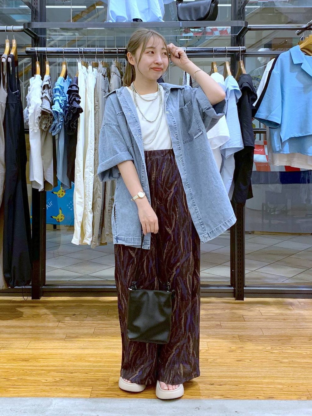 ブルー系のシャツ/ブラウス、ホワイト系のタンクトップ、ブラウン系のその他パンツを着用したレディースの夏コーディネートの1枚目の写真
