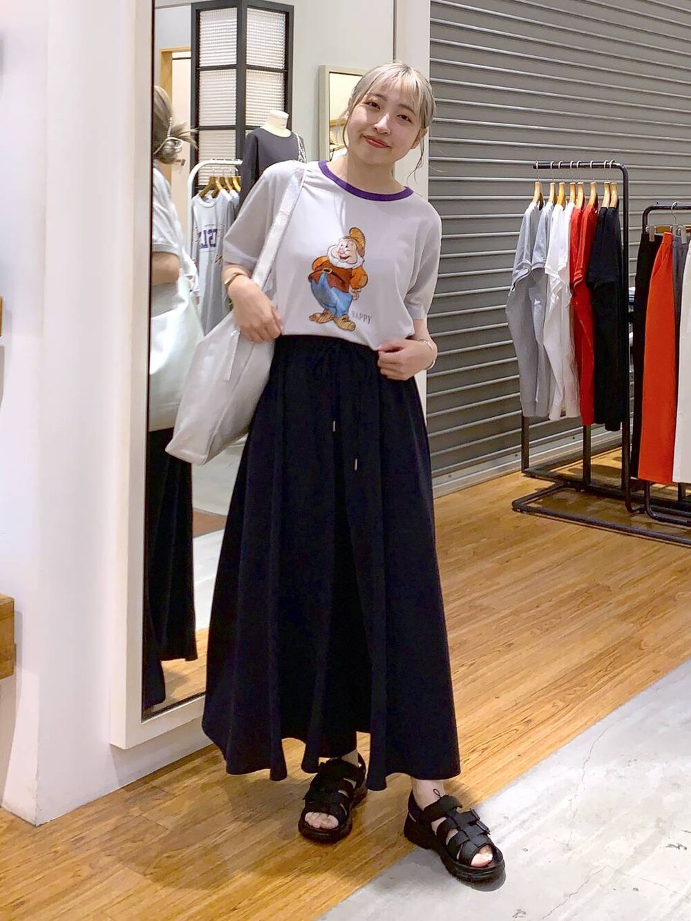 グレー系のショルダーバッグ、ブラック系のサンダル、ブルー系のその他パンツを着用したレディースの夏コーディネートの1枚目の写真