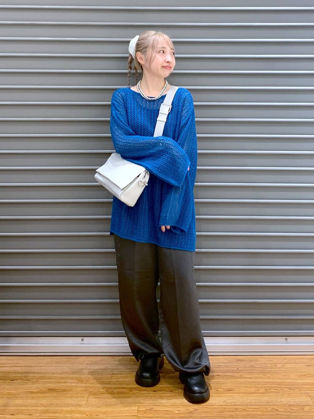 ブルー系のニット/セーター、グレー系のショルダーバッグ、ブラック系のサンダルを着用したレディースの秋コーディネートの1枚目の写真