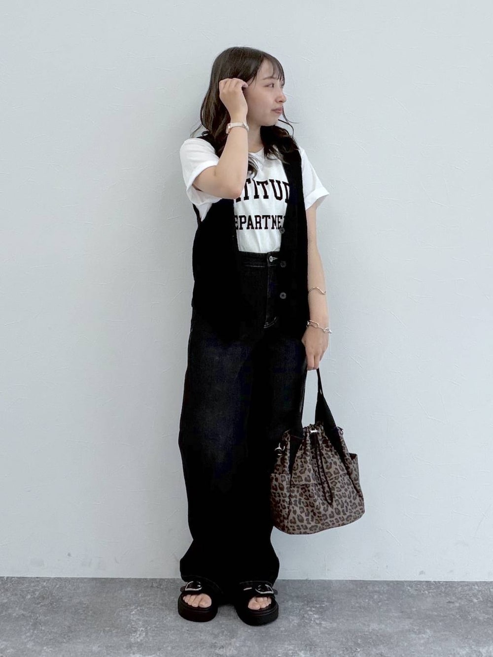 その他のショルダーバッグ、ブラック系のサンダル、ホワイト系のTシャツ/カットソーを着用したレディースの夏コーディネートの1枚目の写真