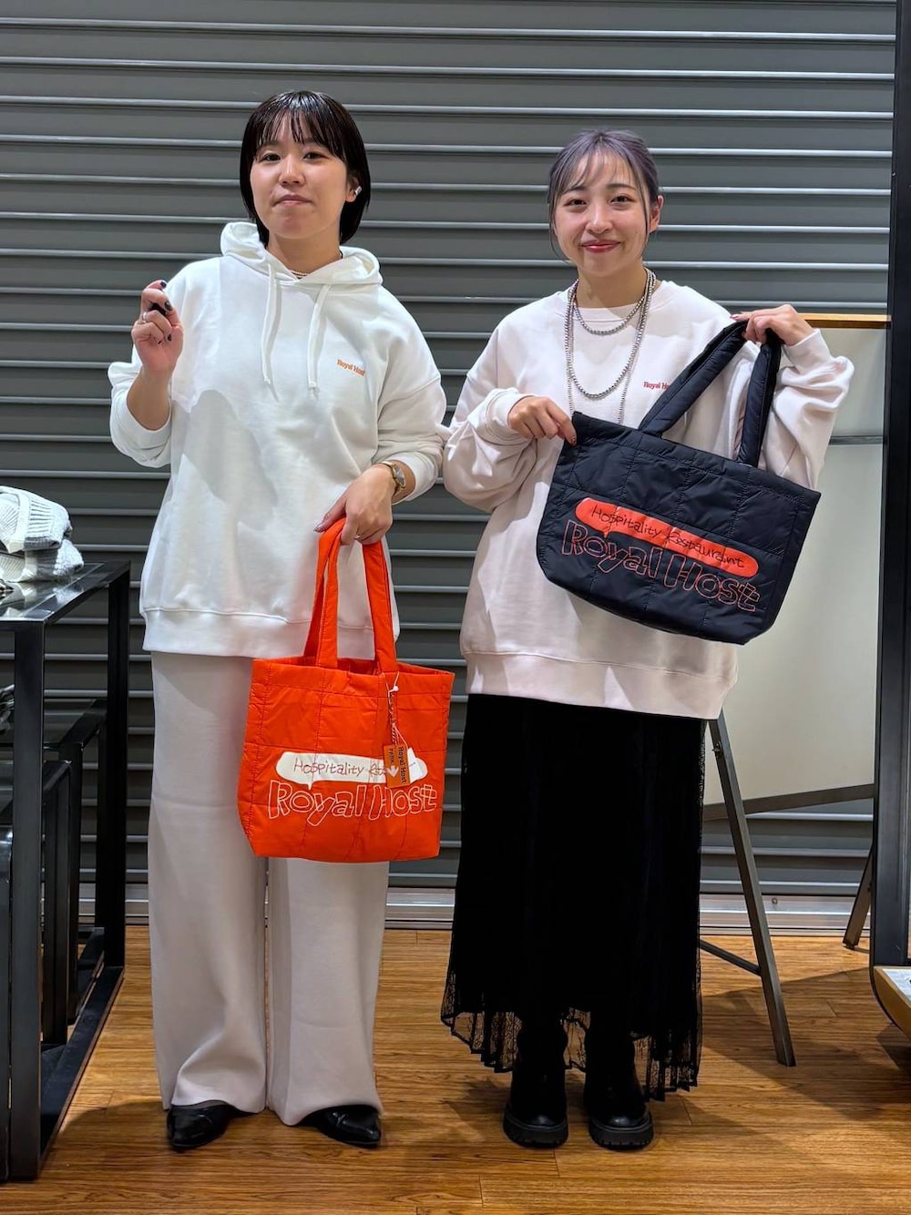 ベージュ系のその他パンツ、ブラック系のスカート、ホワイト系のパーカーを着用したレディースの秋コーディネートの1枚目の写真