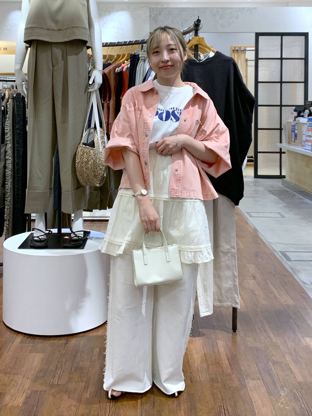 ホワイト系のスウェットパンツ、ホワイト系のサンダル、ホワイト系のショルダーバッグを着用したレディースの夏コーディネートの1枚目の写真