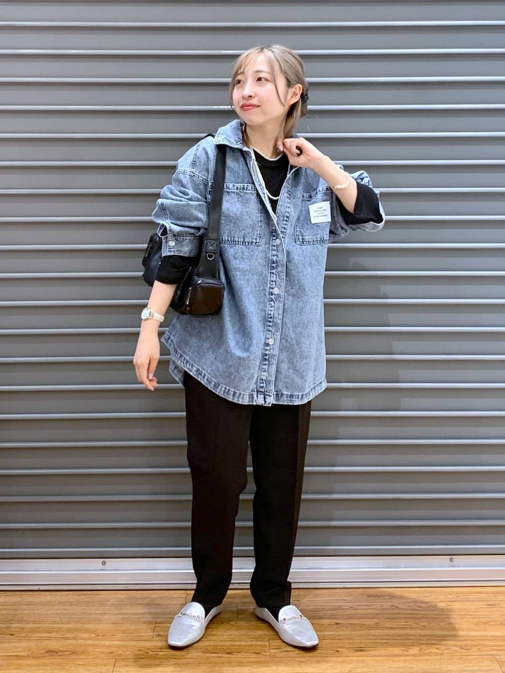 ブラック系のTシャツ/カットソー、ブラック系のスーツパンツ、シルバー系のローファーを着用したレディースの冬コーディネートの1枚目の写真