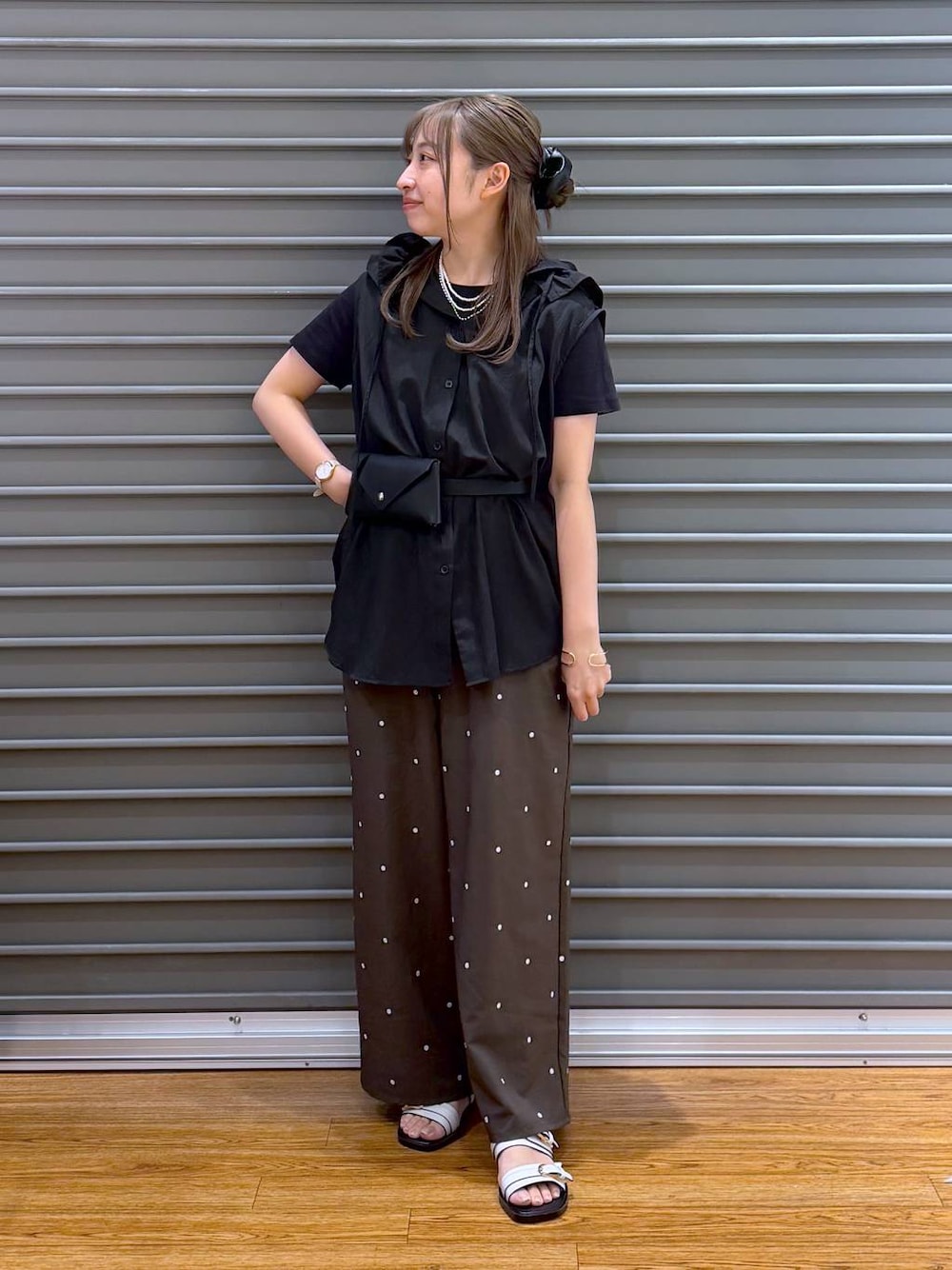 ブラック系のTシャツ/カットソー、ブラウン系のその他パンツ、ホワイト系のサンダルを着用したレディースの夏コーディネートの1枚目の写真
