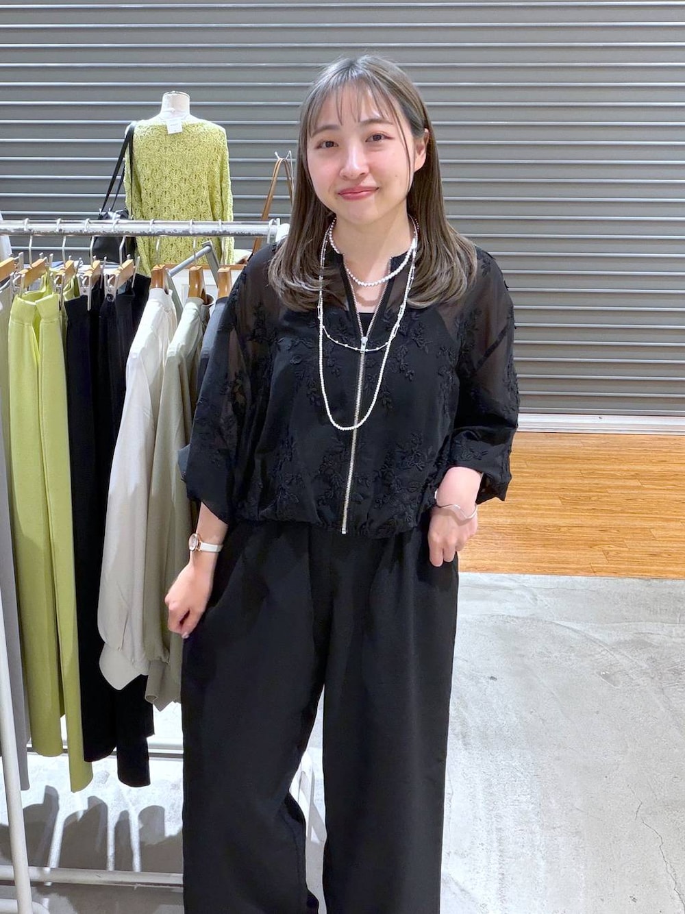 ブラック系のその他パンツ、ブラック系のブルゾン、ブラック系のキャミソールを着用したレディースの春コーディネートの1枚目の写真