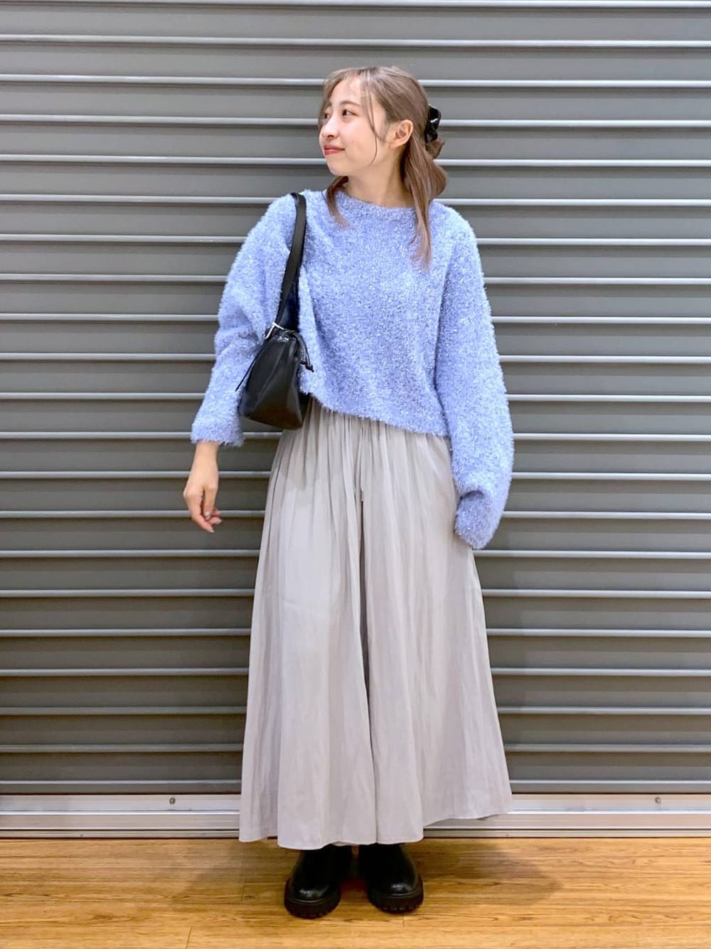 ブラック系のブーツ、ブラック系のショルダーバッグ、グレー系のその他パンツを着用したレディースの冬コーディネートの1枚目の写真