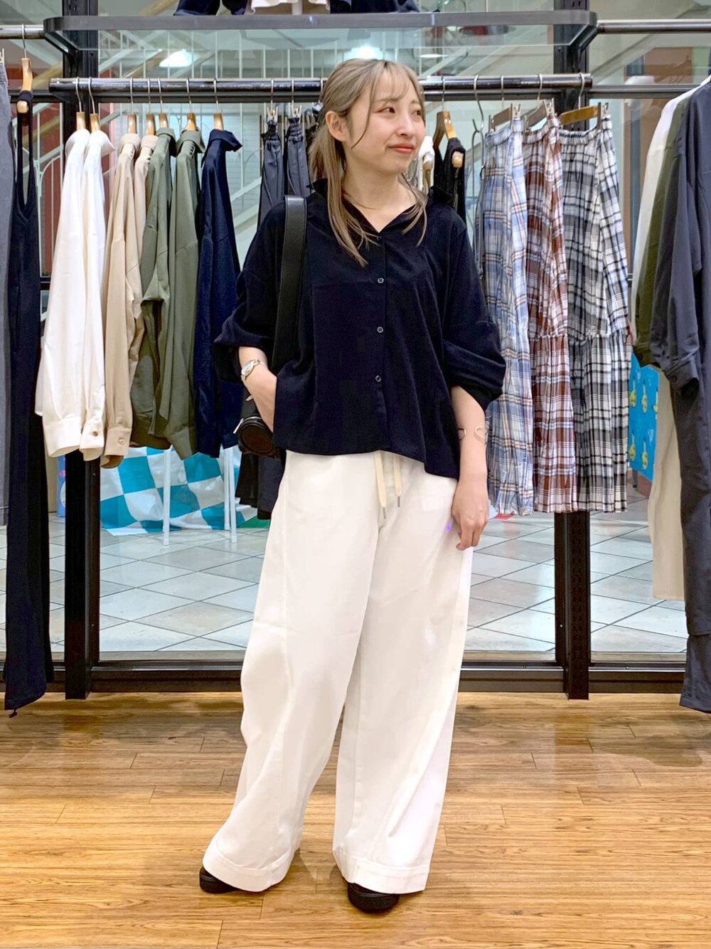 ブルー系のシャツ/ブラウス、ブラック系のローファー、ホワイト系のデニムパンツを着用したレディースの春コーディネートの1枚目の写真