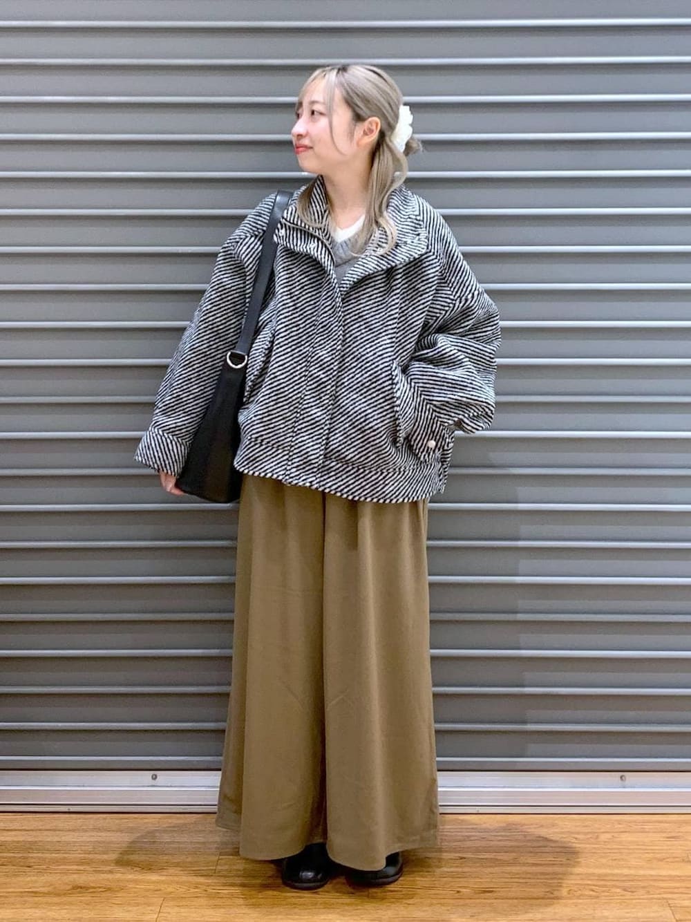 ブラック系のショルダーバッグ、ブラウン系のその他パンツ、グレー系のニット/セーターを着用したレディースの冬コーディネートの1枚目の写真