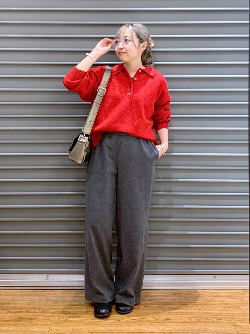 その他のショルダーバッグ、グレー系のその他パンツ、レッド系のニット/セーターを着用したレディースの冬コーディネートの1枚目の写真