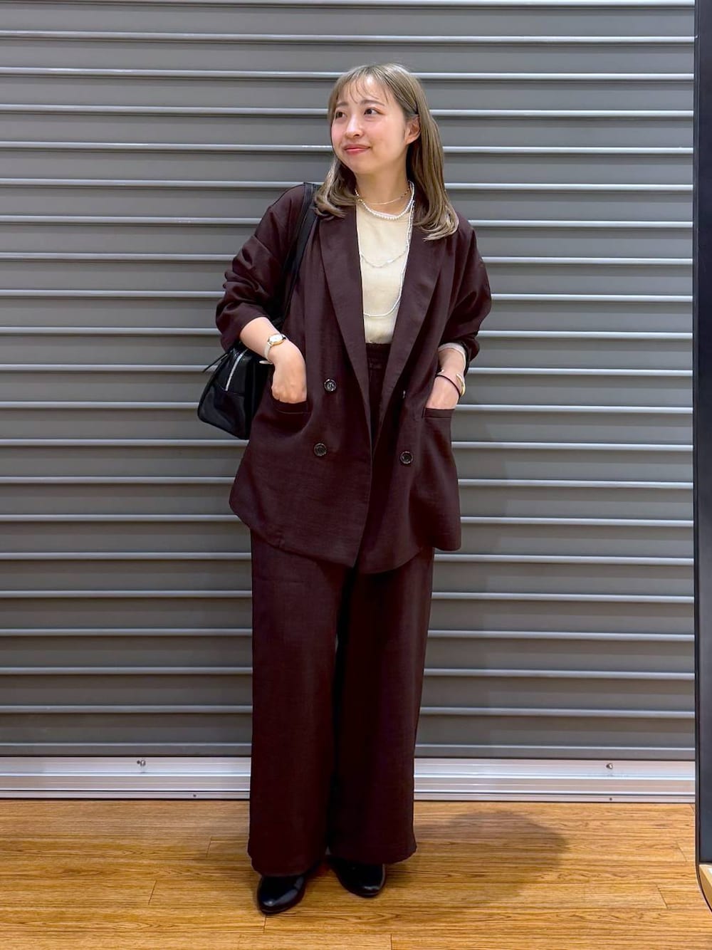 ブラック系のボストンバッグ、ブラウン系のその他パンツ、ブラック系のパンプスを着用したレディースの春コーディネートの1枚目の写真