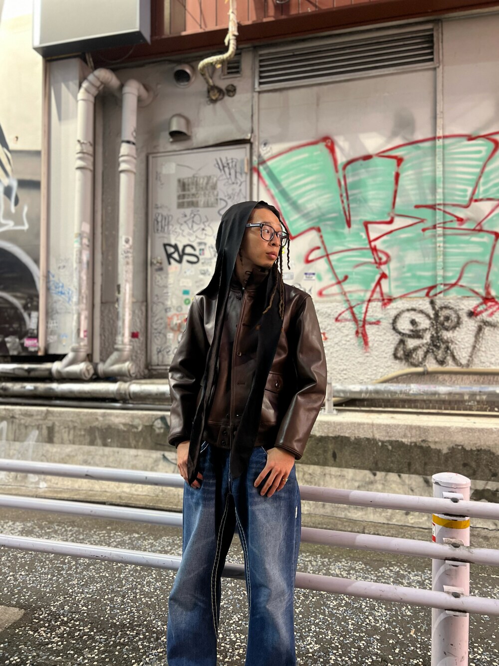「AVIREX、AVIREXBelle、秋冬コーデ、レザージャケット、コラボアイテム、メンズコーデ、休日スタイル、ジャケット、秋服、冬服」｜「AVIREXの《AVIREX × PEANUTS》A-1 "FLYING ACE" / A-1 "フライング エース" / ピーナッツ / アヴィレックス（ジャケット/アウター、ブラウン系）」を使った、かんさん（メンズ・173cm）の秋コーディネートの1枚目の写真