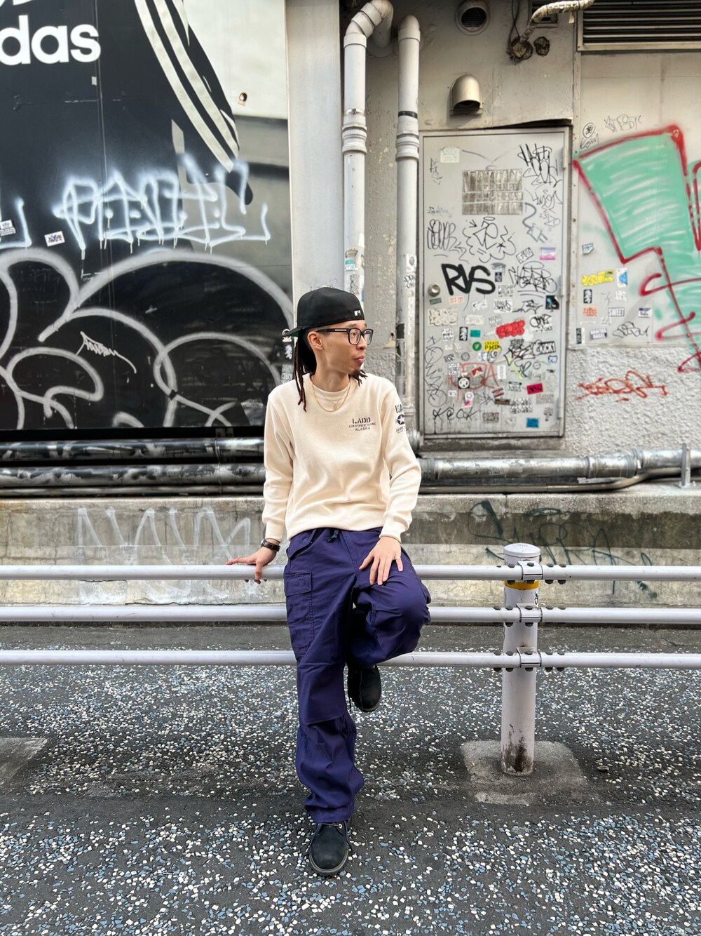 「AVIREX、AVIREXBelle、お出かけコーデ、オトナカジュアル、定番アイテム、今日のコーデ、シンプルスタイル、シンプルコーデ、カラーコーデ、大人カジュアル」｜「AVIREXのHONEYCOMB WAFFLE T-SHIRT "USAF" / ハニカム ワッフル 長袖Tシャツ USAF / AVIREX / アヴィレックス（Tシャツ/カットソー、ベージュ系）」を使った、かんさん（メンズ・173cm）の秋コーディネートの1枚目の写真