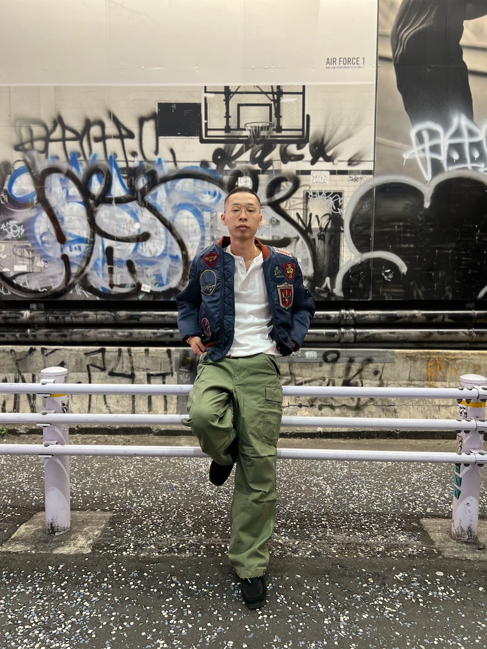 「AVIREX、AVIREXBelle、秋のコーデ、メンズコーデ、冬アウター、メンズファッション、ミニタリー、カーゴパンツ、TOPGUN、MA-1」｜「AVIREXの《VINTAGE LINE》MA-1 "TOP GUN CUSTOM"/ MA-1 "トップガン カスタム" / AVIREX / アヴィレックス（MA-1、ブルー系）」を使った、かんさん（メンズ・173cm）の秋コーディネートの1枚目の写真