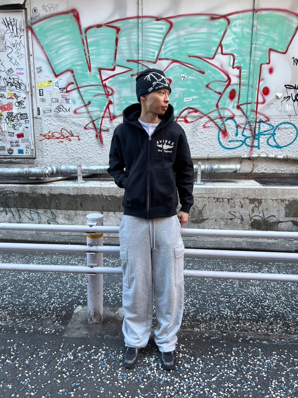 「AVIREX、AVIREXBelle、シンプルコーデ、モノトーンコーデ、スウェット、パーカー、今日のコーデ、ラフコーデ、メンズファッション、冬コーデ」｜「AVIREXのVARSITY LOGO SWEAT ZIP UP PARKA / バーシティ ロゴ スウェット ジップ アップ パーカー / AVIREX / アヴィレックス（パーカー、ブラック系）」を使った、かんさん（メンズ・173cm）の冬コーディネートの1枚目の写真